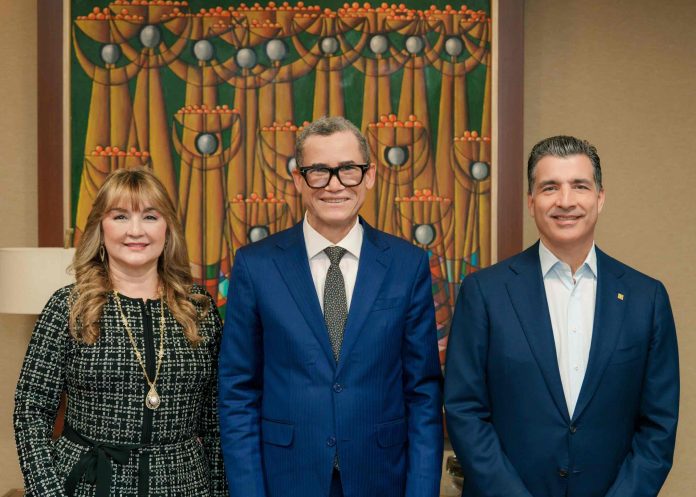 De izquierda a derecha, los señores Antonia Antón de Hernández, Eddy Olivares y Christopher Paniagua.
