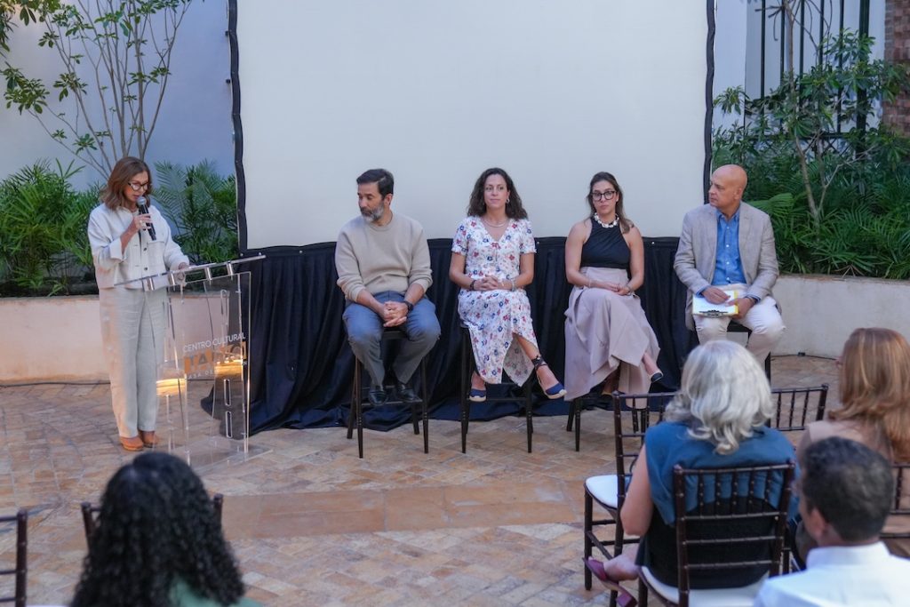 De izquierda a derecha, los señores Carmen Rita Cordero, Mario Dávalos, Mariana Rubio, Amalia Vega y José Enrique Delmonte, durante el panel sobre la producción del documental.