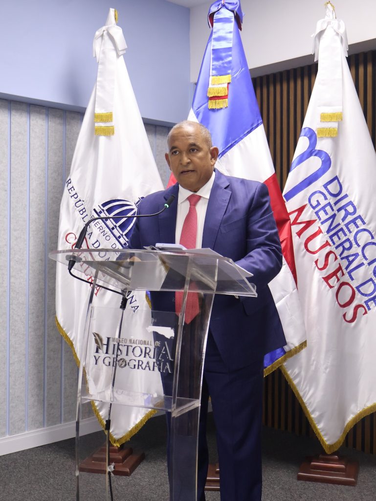Vicealmirante e investigador de historia militar Edmundo Félix Pimentel, quien abordó tres episodios bélicos considerados fundamentales durante la conferencia en el MNHG.