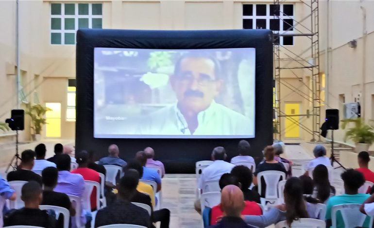 El documental "Las expediciones de junio" fue visto por decenas de personas en el patio español del Archivo General de la Nación.
