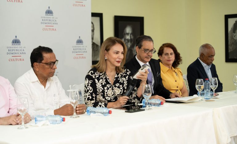 La ministra de cultura habla por telefonía móvil con Sergio Ramírez, para anunciarle que había ganado el Premio Internacional Pedro Henríquez Ureña, junto a su compatriota, Gioconda Belli.
