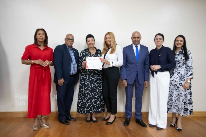 Cruz Roja Dominicana e INAFOCAM entregan certificados a 480 colaboradoras y colaboradores del INAIPI en Primeros Auxilios Pediátricos