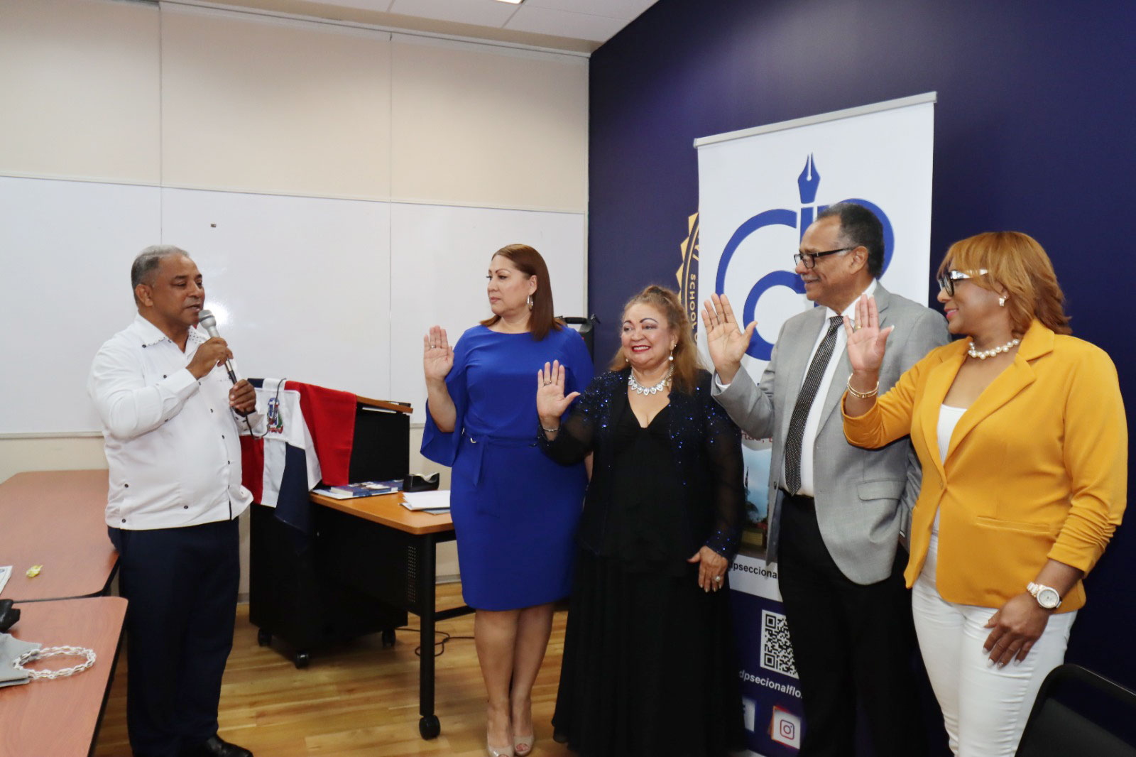 La colega Zunilda Mercedes Fondeur fue juramentada por el presidente del CDP Aurelio Henríquez